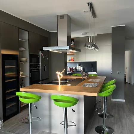 Lido: Modern 2-bedroom With Gourmet Kitchen